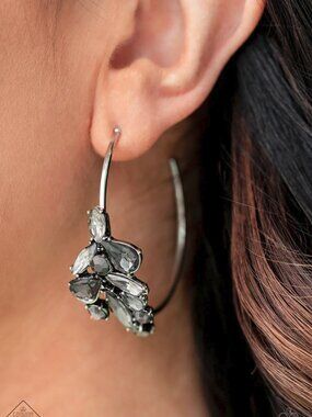 Paparazzi Jewelry Accessories - Arctic Attitude - Silver Earrings - Vintage
